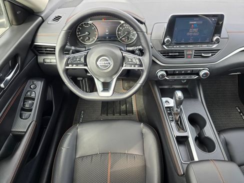 Used 2020 Nissan Altima 2.5 SR FWD image 2
