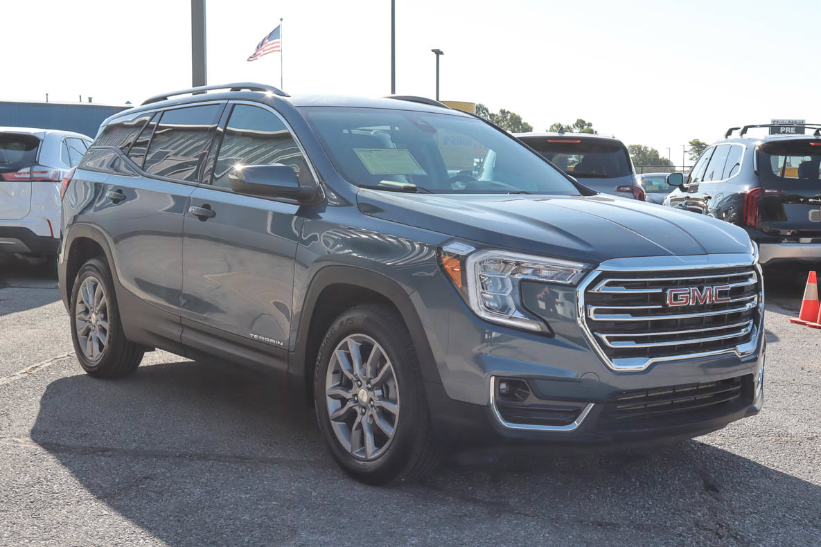 Used 2024 GMC Terrain SLT AWD/4WD image 3