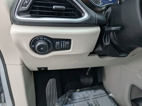 Used 2024 Chrysler Pacifica Limited image 10