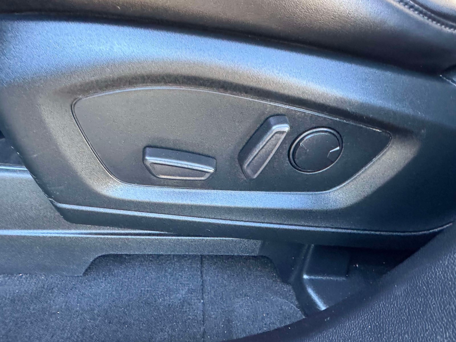 Used 2022 Ford Explorer XLT w/ Equipment Group 202A AWD/4WD image 19