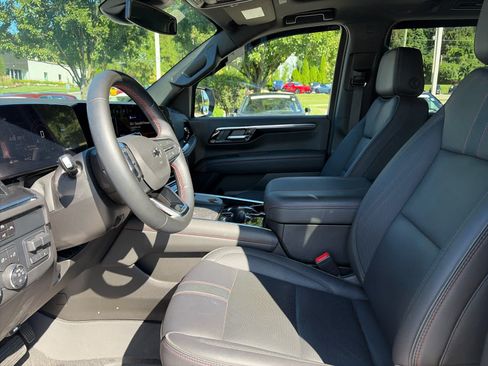 Used 2025 Chevrolet Suburban RST AWD/4WD image 13