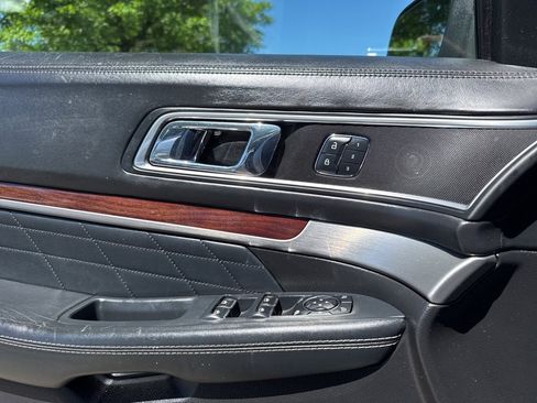 Used 2017 Ford Explorer Platinum image 18