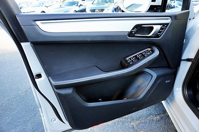 Used 2021 Porsche Macan Turbo AWD/4WD image 33