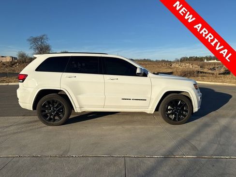 Used 2018 Jeep Grand Cherokee Altitude image 2