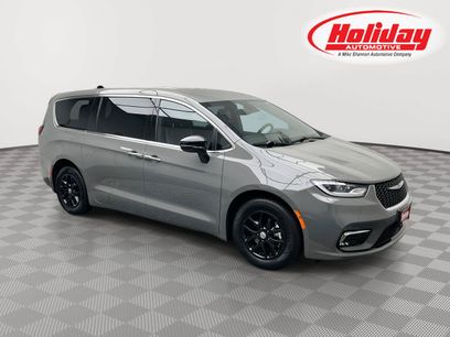 Used 2025 Chrysler Pacifica Select