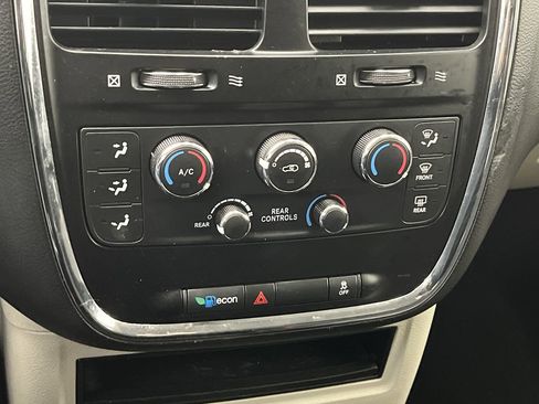 Used 2020 Dodge Grand Caravan SE w/ Rear Park Assist Package image 18