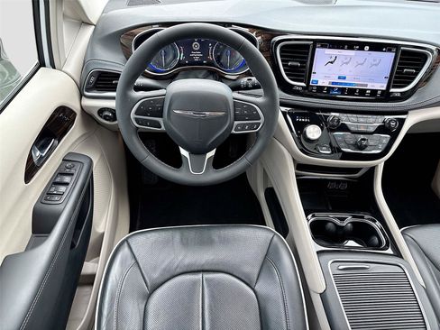 Certified 2024 Chrysler Pacifica Limited FWD image 2