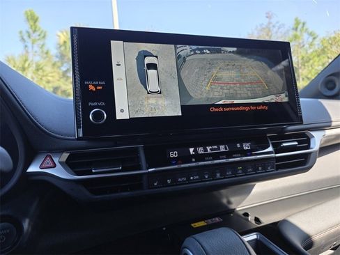 Certified 2025 Toyota Sienna Platinum image 33