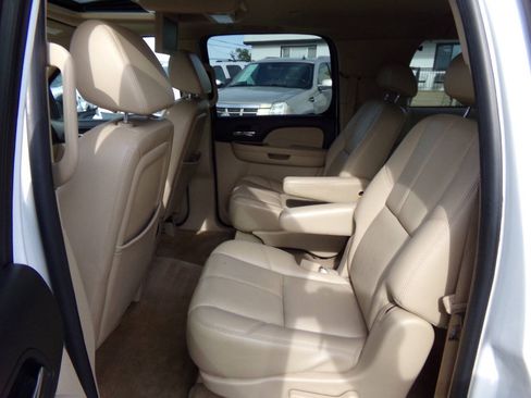 Used 2007 Chevrolet Suburban LTZ w/ LTZ Preferred Equipment Group AWD/4WD image 13