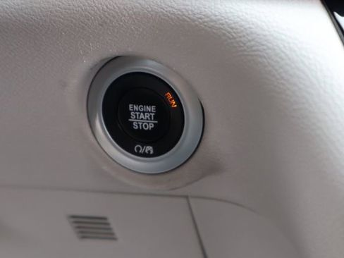 Used 2023 Chrysler Pacifica Touring-L FWD image 17
