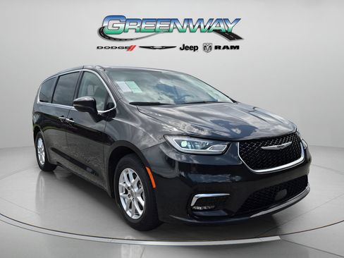 Used 2023 Chrysler Pacifica Touring-L FWD image 1