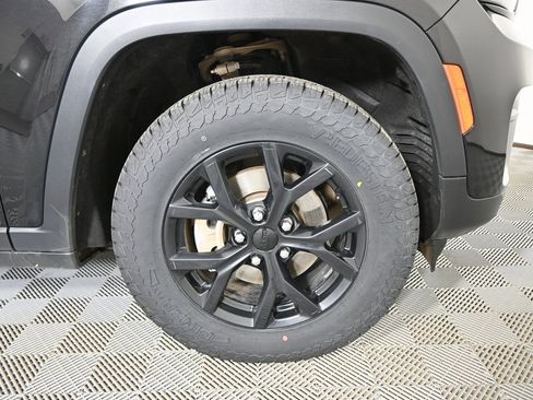 Used 2024 Jeep Grand Cherokee Altitude image 11