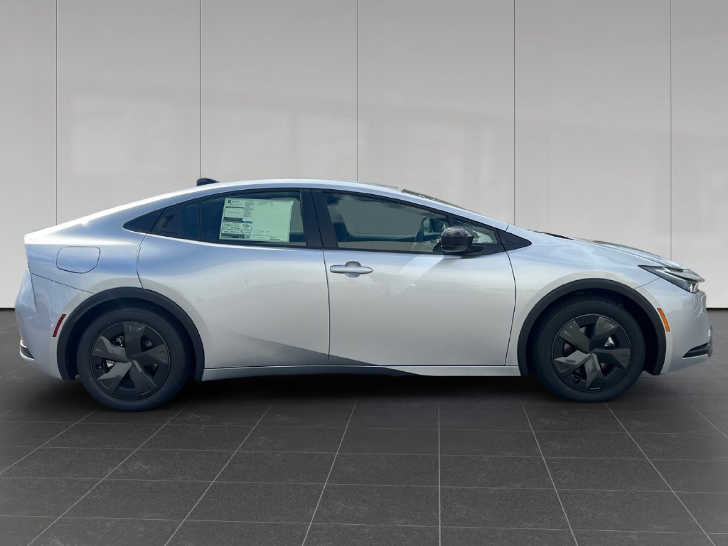 New 2027 Toyota Prius Plug-In Hybrid FWD image 7