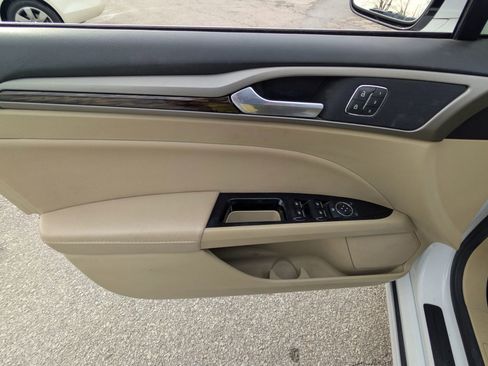 Used 2014 Ford Fusion SE w/ Equipment Group 202A FWD image 9