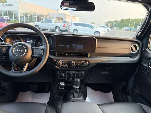 Certified 2025 Jeep Gladiator Sport AWD/4WD image 19