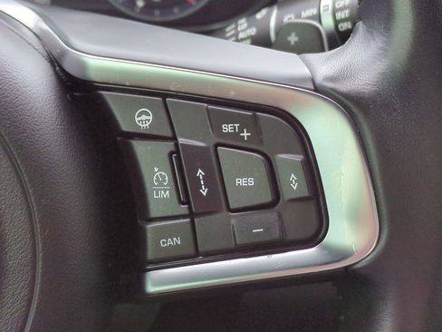 Used 2019 Jaguar E-PACE R-Dynamic HSE image 27