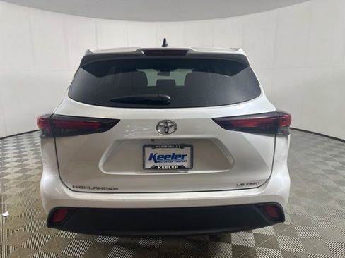 Used 2024 Toyota Highlander LE AWD/4WD image 8