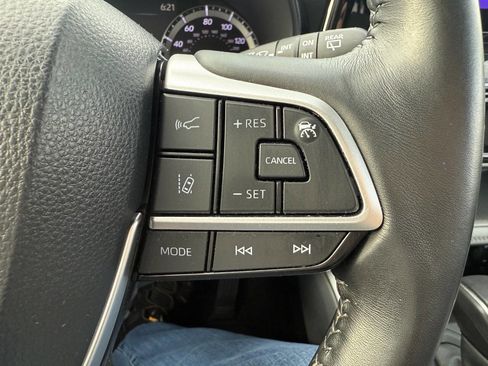 Used 2023 Toyota Highlander LE FWD image 33