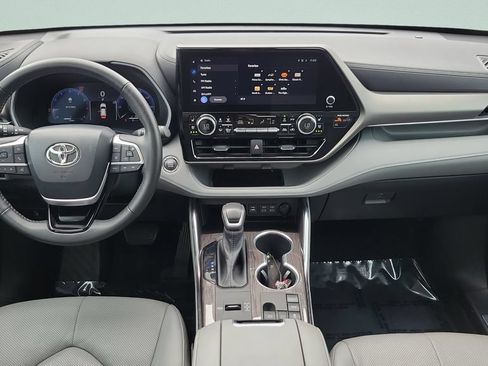 Used 2023 Toyota Highlander Limited FWD image 11