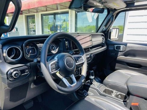 Used 2024 Jeep Wrangler Unlimited Sahara w/ Technology Group AWD/4WD image 8