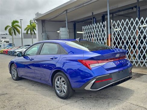 Used 2024 Hyundai Elantra Blue image 3