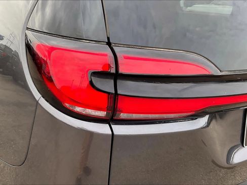 Used 2023 Chrysler Pacifica Touring-L image 28