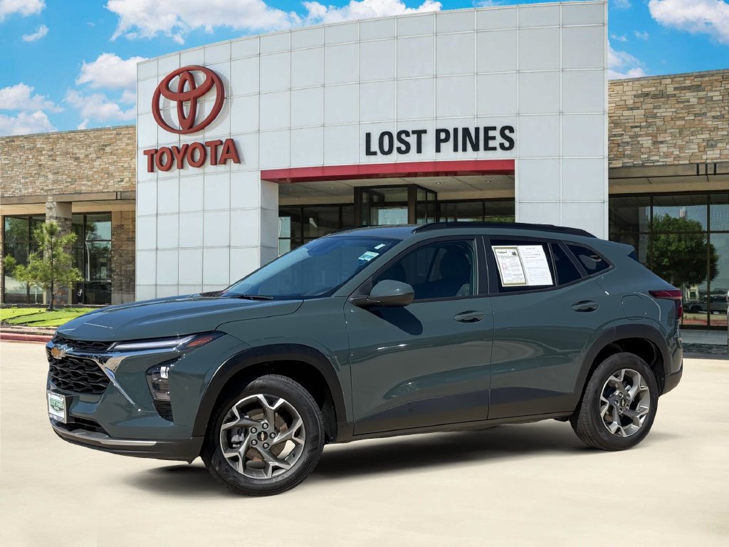 Used 2025 Chevrolet Trax LT FWD image 1