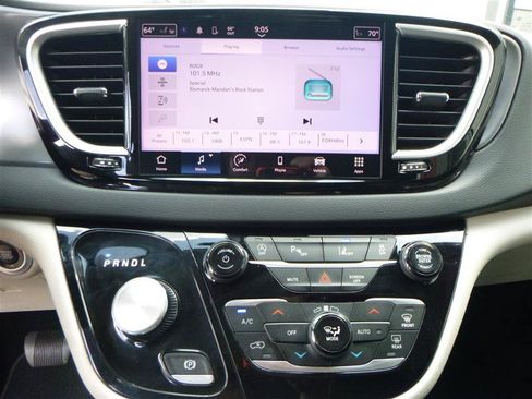 Used 2023 Chrysler Pacifica Touring-L FWD image 15