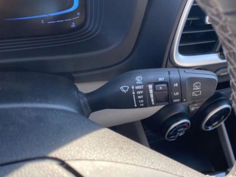 Used 2023 Hyundai Venue SEL image 16