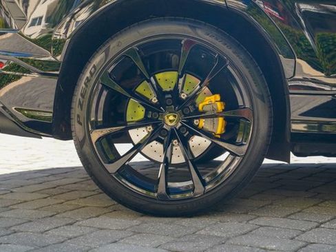 Used 2022 Lamborghini Urus image 32