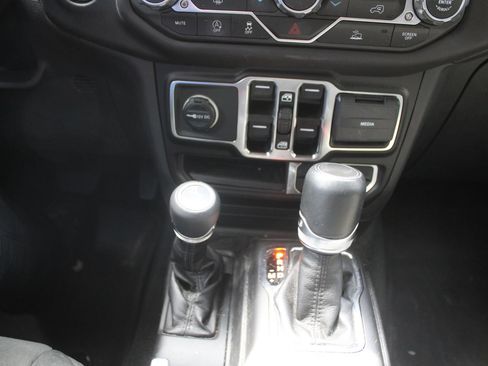 Used 2023 Jeep Wrangler Unlimited Sahara AWD/4WD image 32
