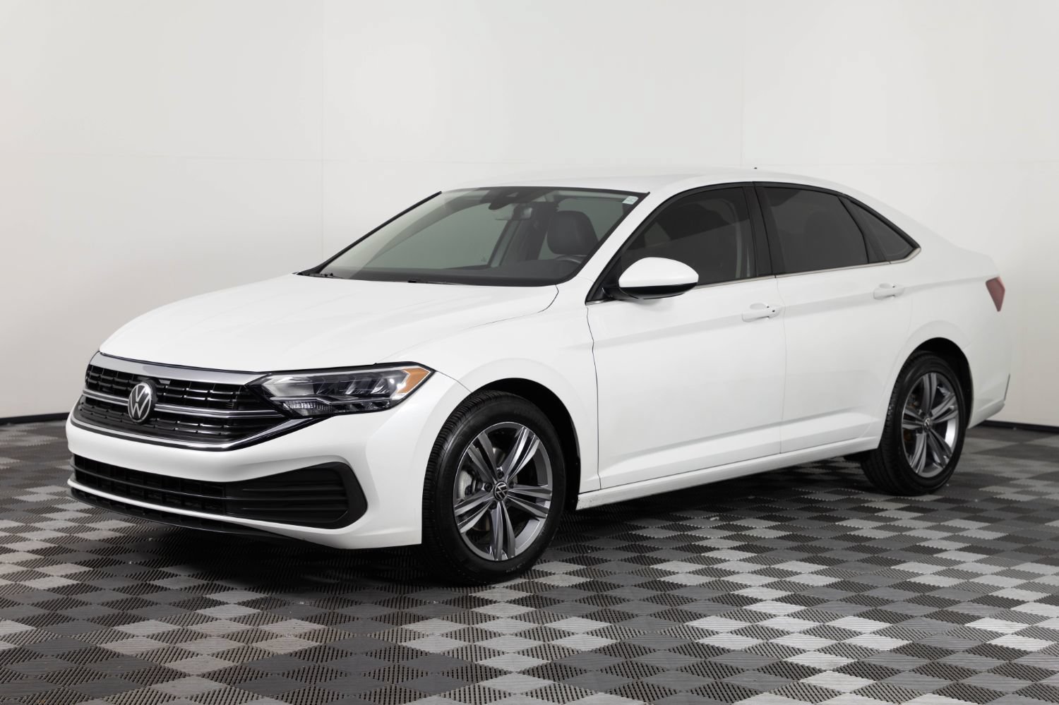 Used 2024 Volkswagen Jetta SE FWD image 1