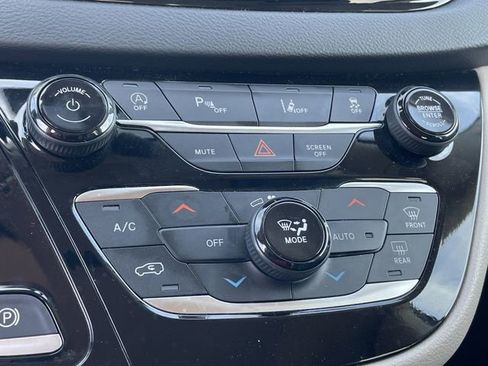 Used 2023 Chrysler Pacifica Touring-L image 18