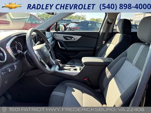 Used 2025 Chevrolet Blazer LT FWD image 3