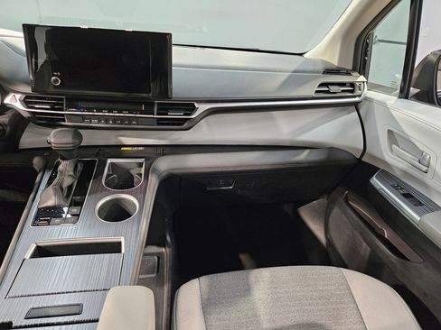 Used 2025 Toyota Sienna LE FWD image 11