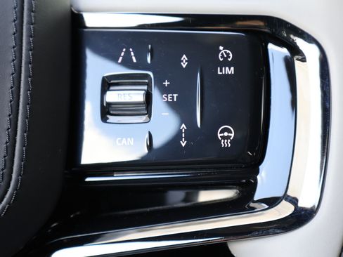 Certified 2026 Land Rover Range Rover Velar Dynamic SE AWD/4WD image 17