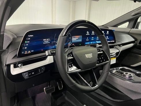 New 2026 Cadillac Optiq Luxury 2 image 14