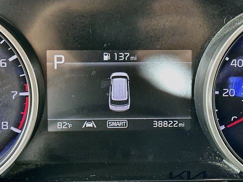 Used 2024 Kia Carnival EX FWD image 12