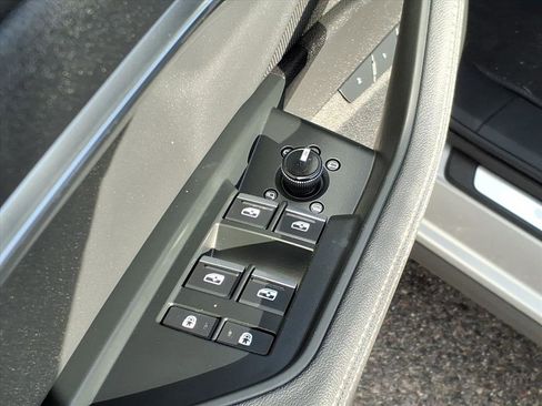 Used 2022 Audi e-tron Premium w/ Convenience Plus Package image 21