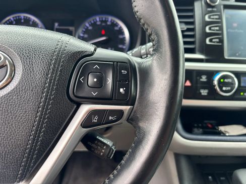 Used 2017 Toyota Highlander XLE image 12
