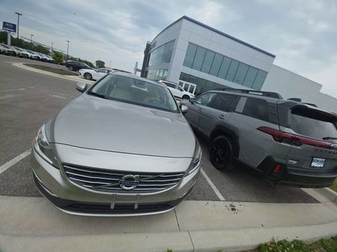 Used 2016 Volvo V60 T5 Premier FWD image 3