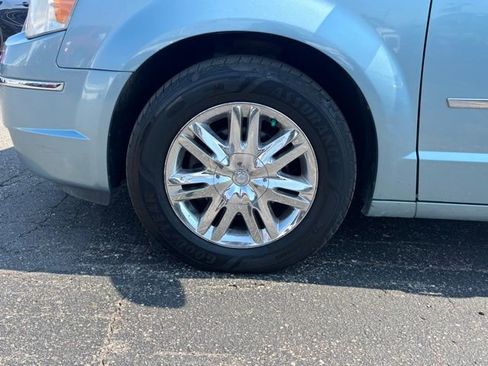 Used 2009 Chrysler Town & Country Limited w/ Entertainment Group #3 image 9