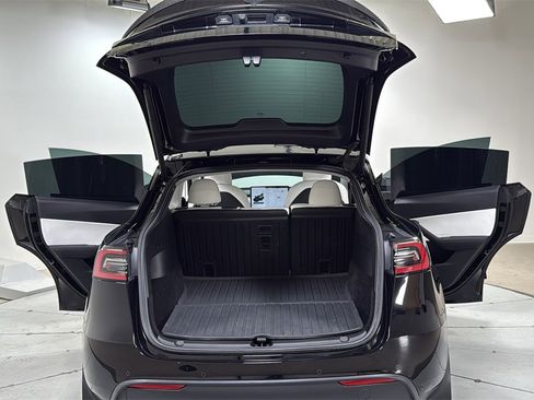 Used 2022 Tesla Model Y Performance image 16