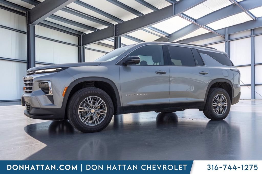 Used 2024 Chevrolet Traverse LT FWD image 2