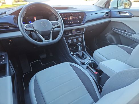 Certified 2023 Volkswagen Taos SE w/ Panoramic Sunroof Package image 4