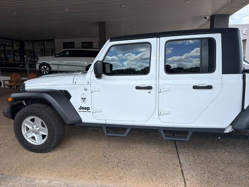 Used 2020 Jeep Gladiator Sport w/ Quick Order Package 24S AWD/4WD image 4
