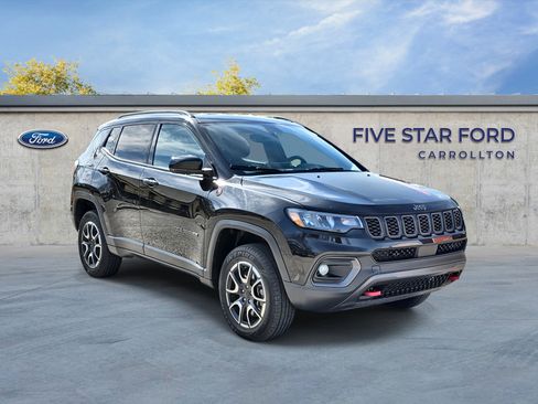 Used 2024 Jeep Compass Trailhawk image 1