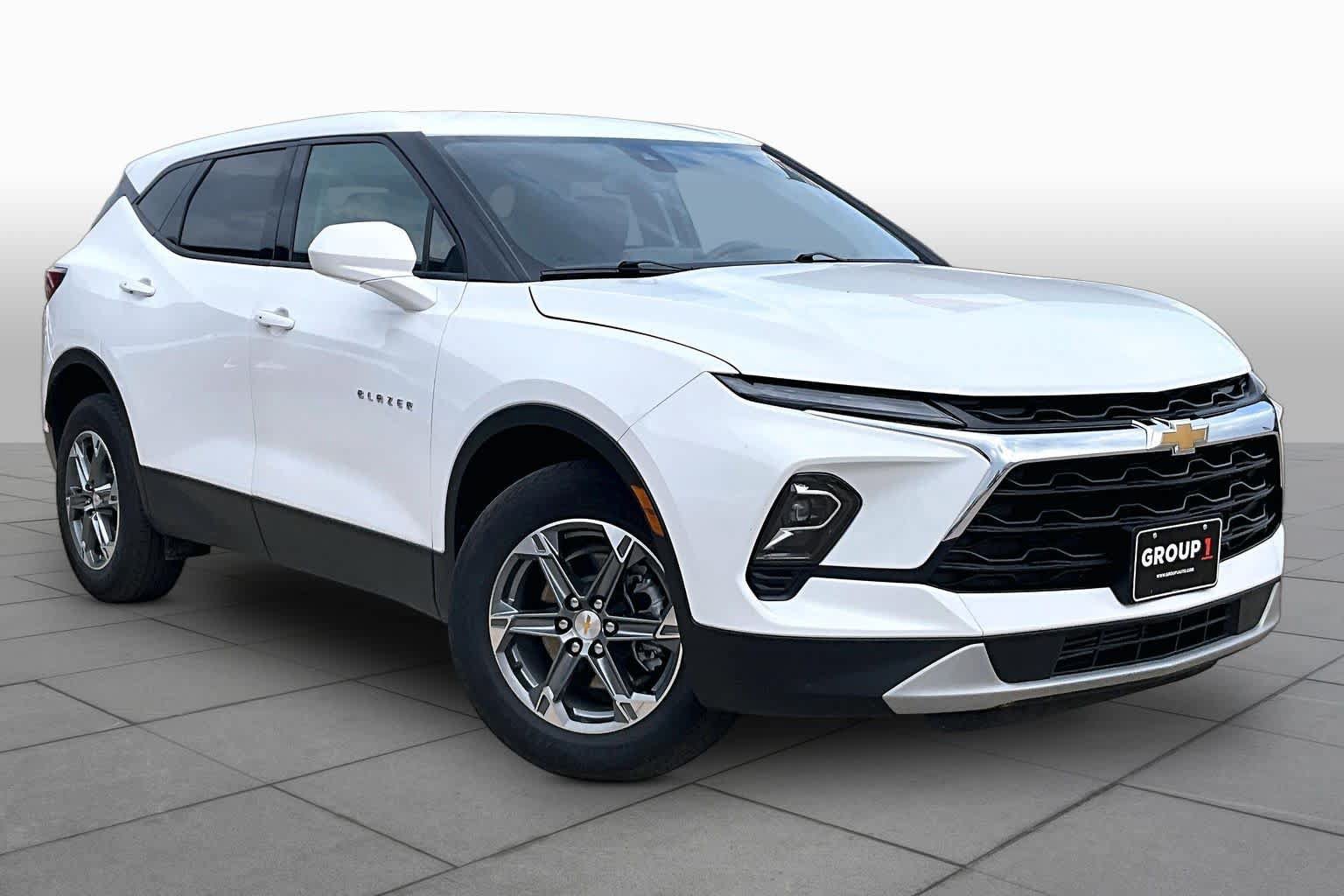 Used 2026 Chevrolet Blazer LT FWD image 2