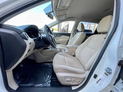 Used 2016 Nissan Rogue SV w/ SV Premium Package image 11