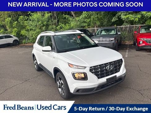 Used 2023 Hyundai Venue SEL FWD image 3